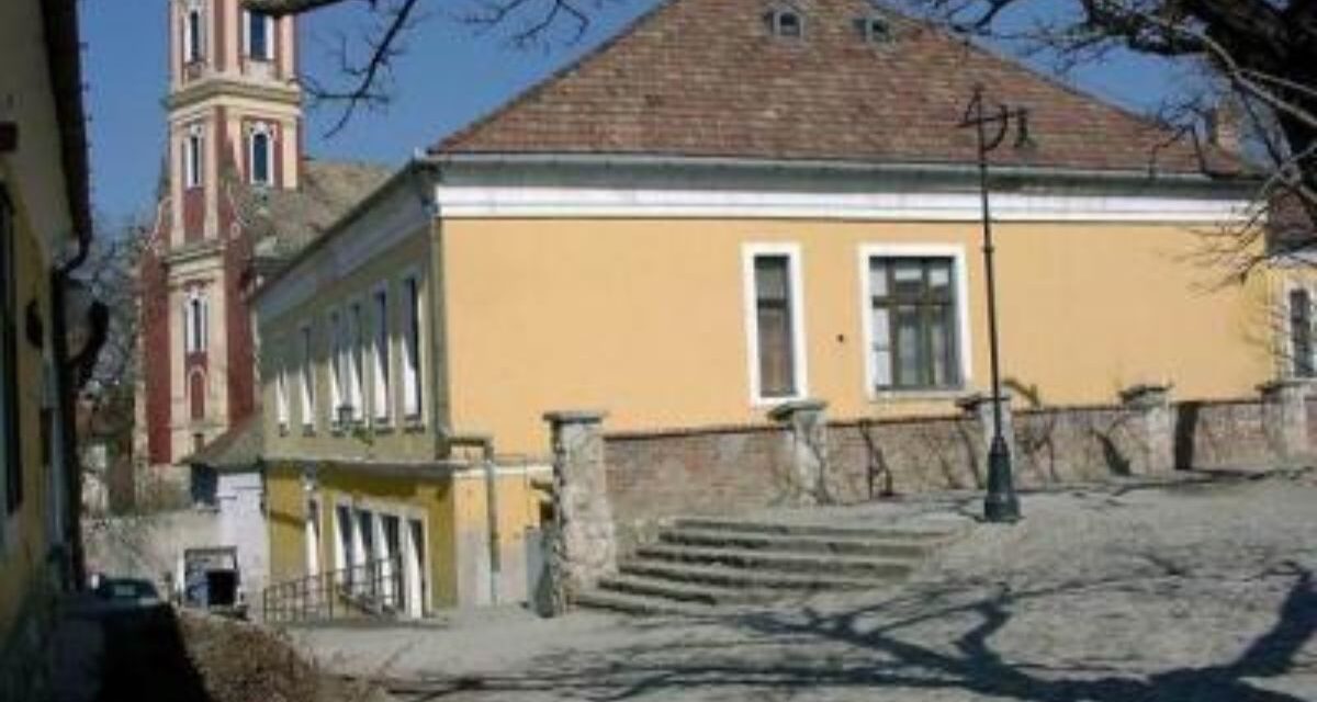 A beszállítókkal mutyizhatott a tankerületi vezető: ingyen dolgozhattak neki, hogy aztán az iskolába  ők vihessék a zöldséget meg a gyümölcsöt