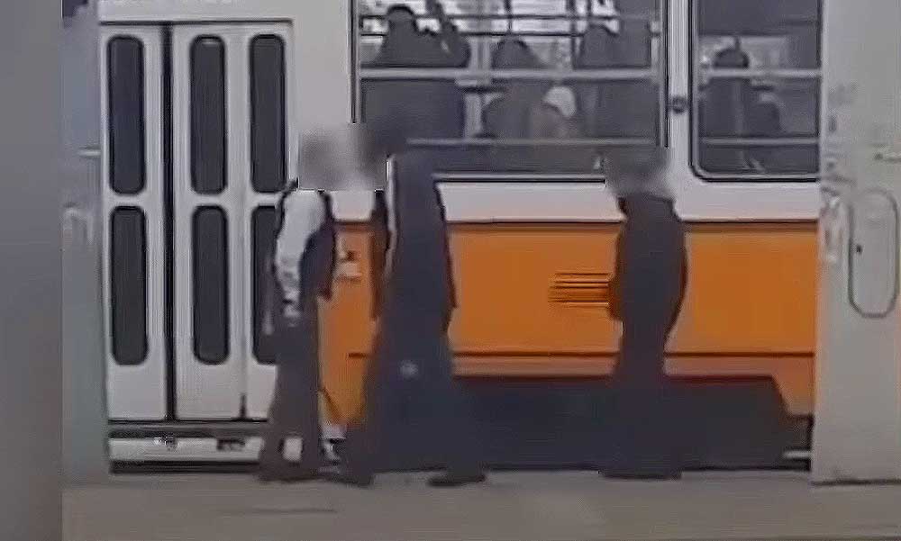 „Takarodjatok innen a kur…a anyátokat!” – vascsővel zavarta el a villamosvezető a balhézó társaságot