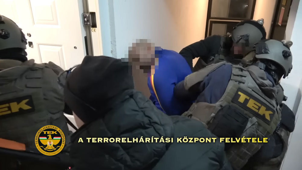 Videón, ahogy a TEK-esek elviszik a budapesti éjszakai élet nehézfiúit, esélyük sem volt az ellenállásra