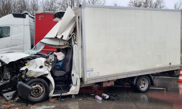 Durva balesetet okozott az esős idő az M0-áson, a tűzoltóknak kellett kiszabadítani a sofőrt