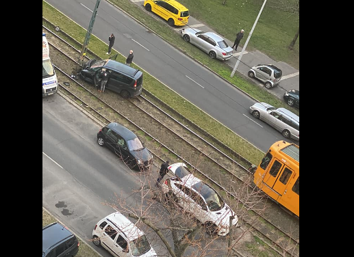 „Lehet, nem kellett volna rákiáltanom a sofőrre, hogy vigyázz” – ismét a villamossínen kötött ki egy autó Újpalotán