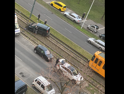 „Lehet, nem kellett volna rákiáltanom a sofőrre, hogy vigyázz” – ismét a villamossínen kötött ki egy autó Újpalotán
