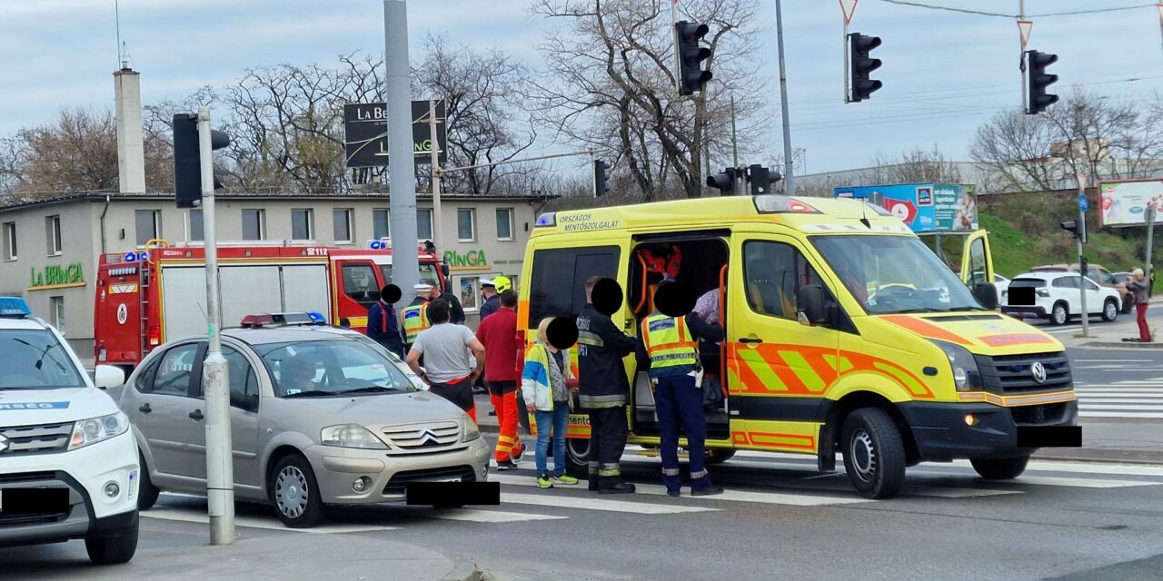 Hármas karambol lett egy figyelmetlenségből: a piros lámpa ellenére hajtott be a Mercedes sofőrje a kereszteződésbe, törtek is az autók rendesen – fotók