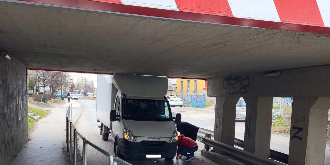 Nem vette észre, hogy baj lehet – bennragadt az Iveco kisteherautó az elhíresült szigetszentmiklósi aluljáróban