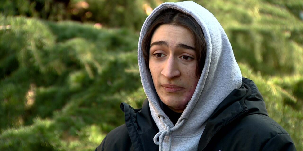 „Nem agyalok azon, hogy miért történt mindez” – már előre tekint a 16 éves Soma, aki túlélte, hogy egy vasúti vagon tetején 25 ezer volt erőségű áram rázta meg