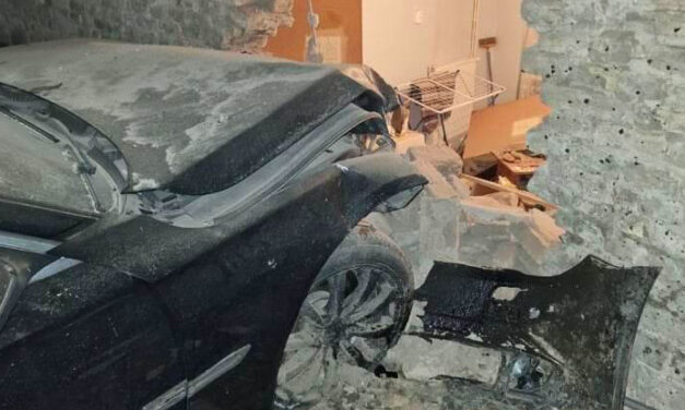Hatalmas sebességgel csapódott be egy autó a csepeli házba, a hálószobában állt meg