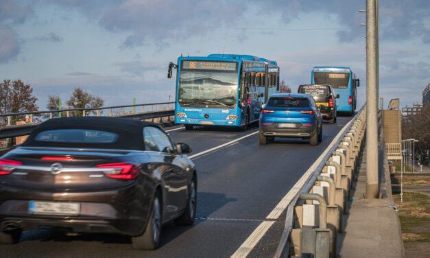 Késsel hadonászott a csömöri buszon egy drogosnak tűnő férfi, az utasok menekültek a járműről