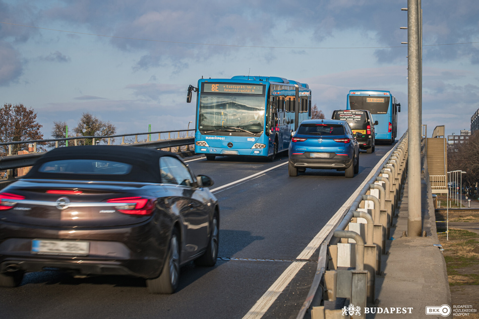 Késsel hadonászott a csömöri buszon egy drogosnak tűnő férfi, az utasok menekültek a járműről