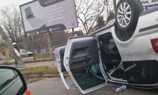 Vérfagyasztó jelenetek a 18. kerületben – felszaladt a padkára és fejtetőre állt egy autó a nagy forgalomban