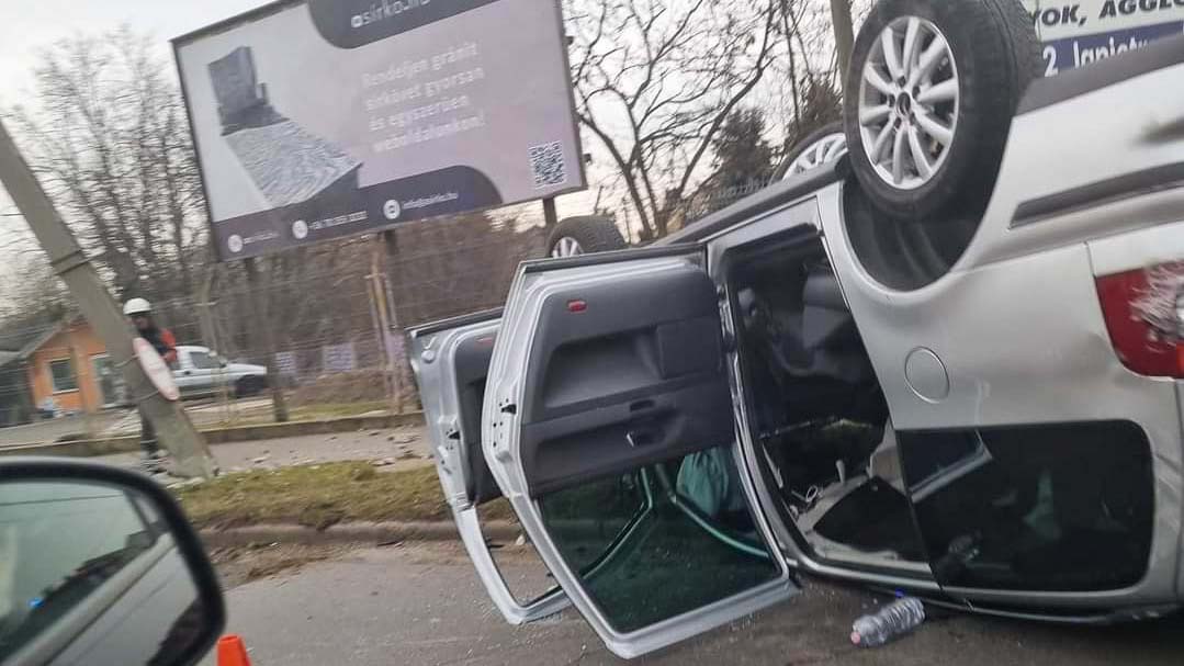 Vérfagyasztó jelenetek a 18. kerületben – felszaladt a padkára és fejtetőre állt egy autó a nagy forgalomban