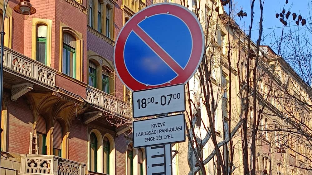 Hétfőtől az éjszakai parkolás is pénzbe kerül Ferencváros egyes részein, 10 ezres büntetést kaphatnak a figyelmetlen autósok
