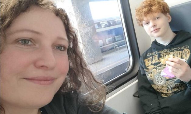 „Helyette nem küzdhetünk, a válláról nem vehetjük le a terhet, de minden nap segítjük” – egy év gyógykezelés után újra iskolába fog járni az a szobi kisfiú, akire tavaly dőlt rá a focikapu Zánkán