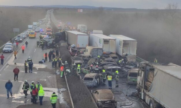 Tömegszerencsétlenség a M1-esen: egyelőre hatalmas a káosz, a rendőrség most szemtanúk után kutat