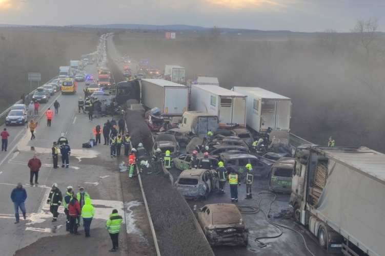Tömegszerencsétlenség a M1-esen: egyelőre hatalmas a káosz, a rendőrség most szemtanúk után kutat