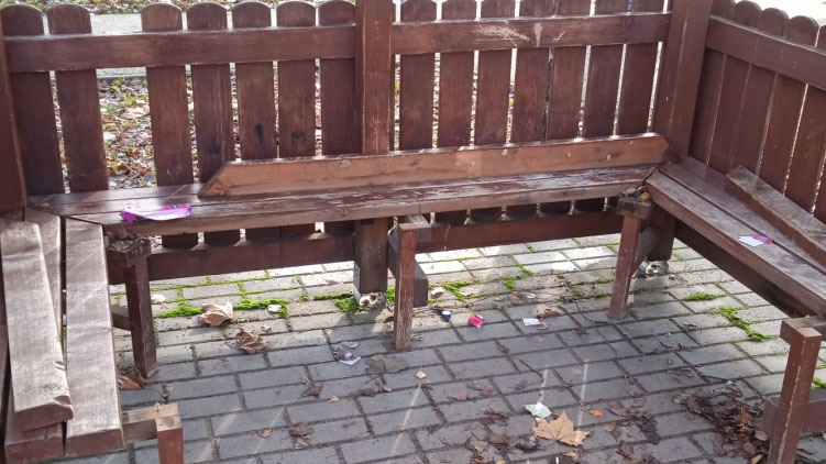 Felháborító! Törtek-zúztak a fiatalok ebben a Pest vármegyei városban, mindent megrongáltak, ami csak az útjukba került