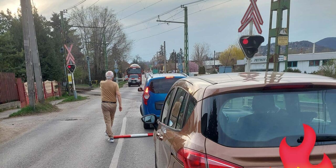 Szorult helyzetbe került egy autós Békásmegyeren, a HÉV-átkelő sorompója bánta. Pomázon is megtörtént a baj