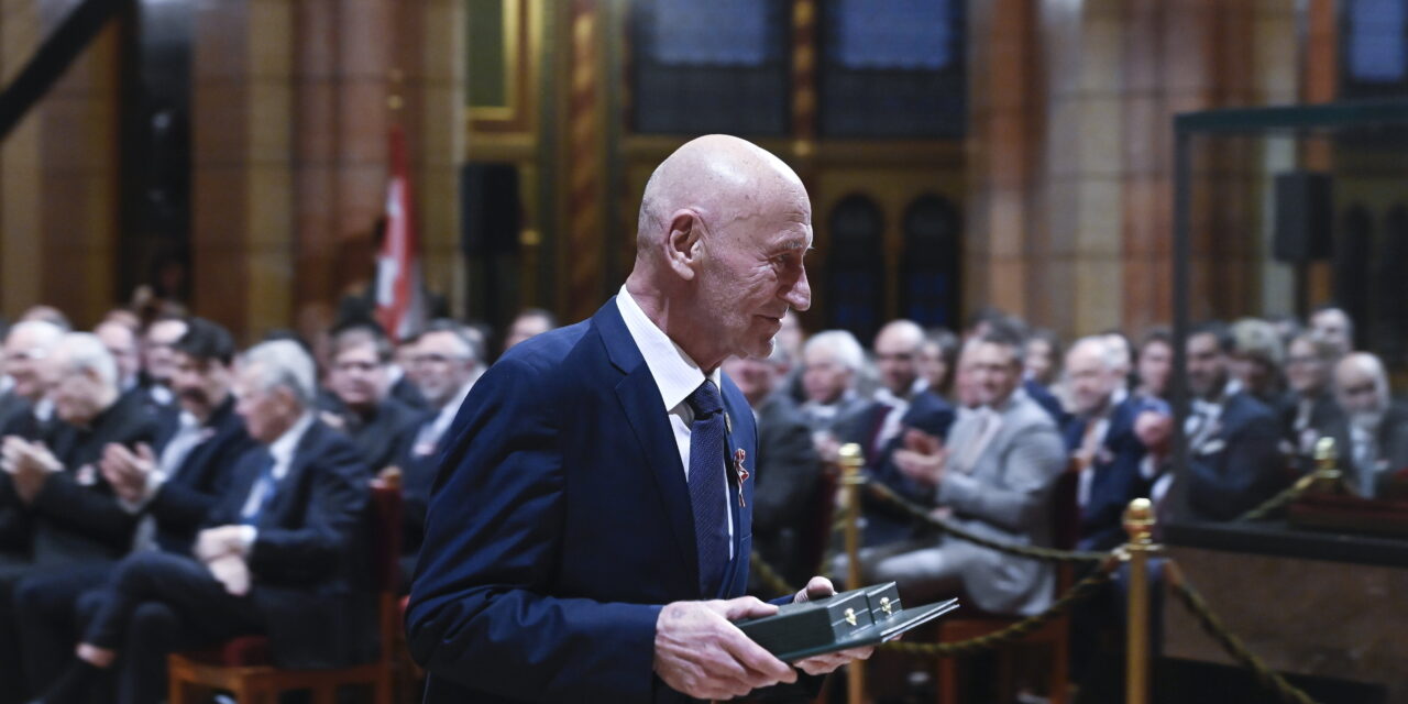 Hatalmas elismerést kapott: CT-vizsgálatról szaladt a Parlamentbe a rákkal diagnosztizált Reviczky Gábor