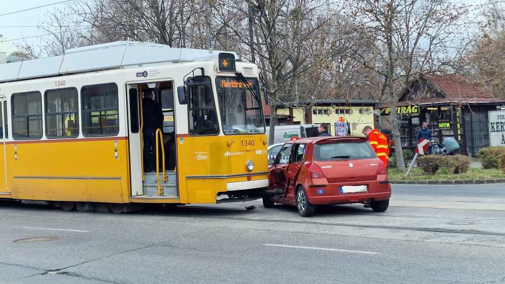 Villamossal ütközött egy idős nő a 9. kerületben – Nem vette észre, hogy elindult a villamos – helyszíni fotók