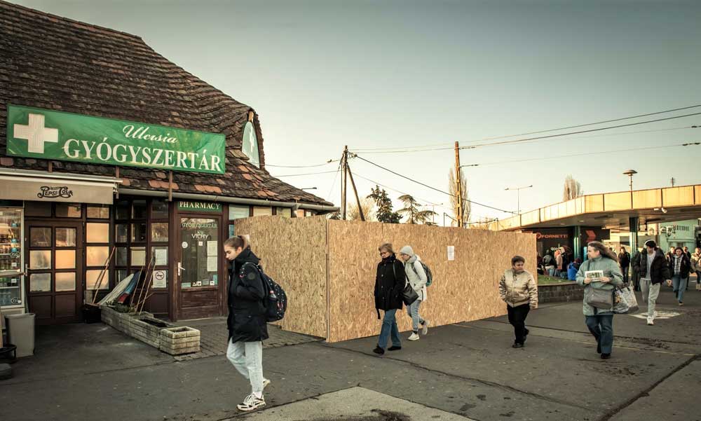 Balhé a szentendrei gyógyszertár körül: elbontották a kerítést, újra bemehetnek a vásárlók a patikába