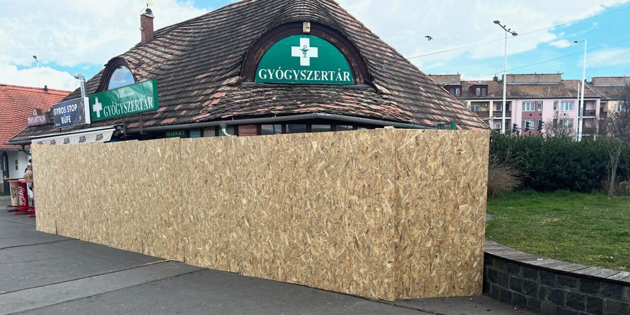 Áll a bál Szentendrén – körbekerítették a gyógyszertárt a HÉV-végállomáson, pánikban a betegek