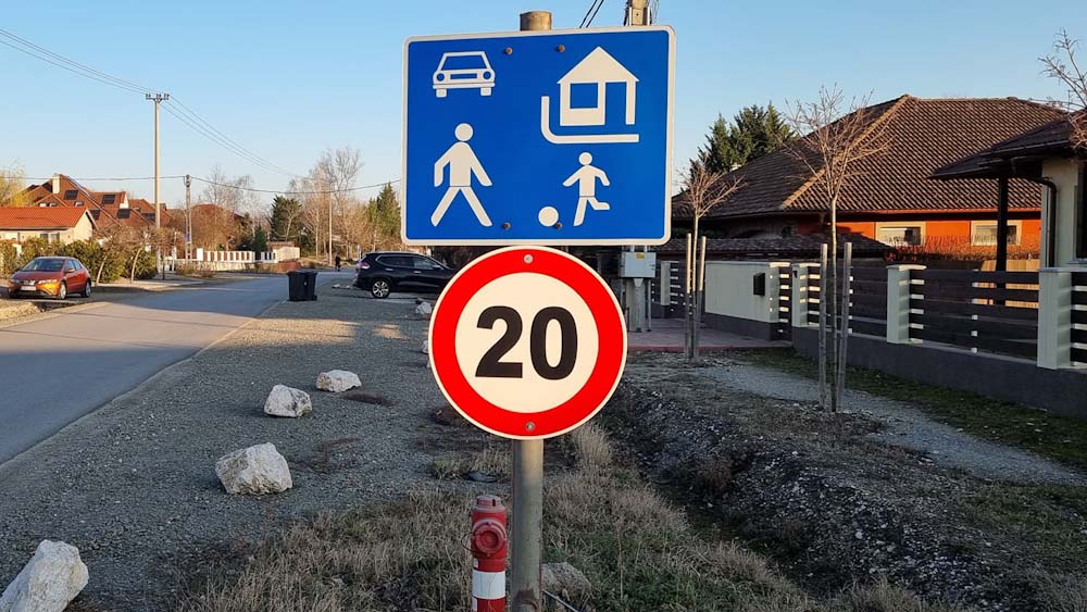 Elegük lett a sződligetieknek, saját készítésű 20-as táblával küzdenek a lakóövezetekben száguldozók ellen