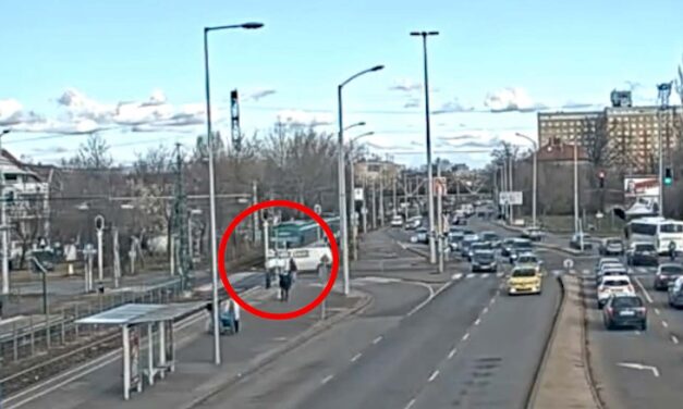 A HÉV elé kanyarodott egy furgonos Zuglóban – nem sokon múlt a tragédia, VIDEÓVAL