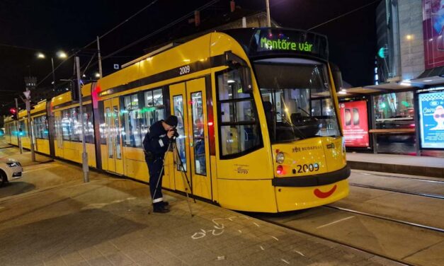 Gyalogost gázolt a 6-os villamos a Széna téren, súlyosan megsérült a férfi – helyszíni fotók