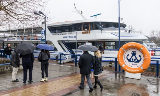 Kifutott az első hajó a Balatonon, elindult a 177. hajózási szezon
