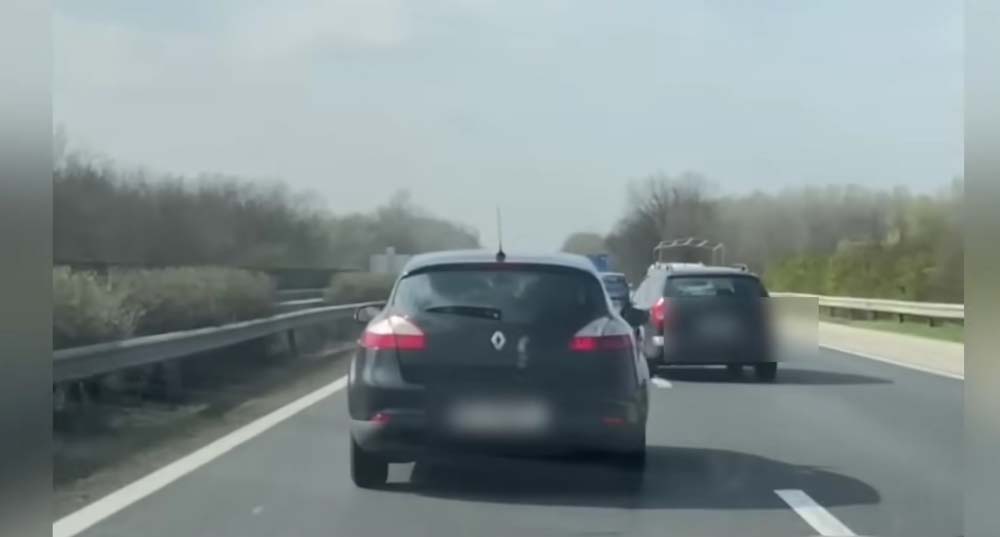 „Figyeld, és nevet is” – Rendőrök állították meg az ámokfutó osztrák nőt, aki őrült módjára cikázott az M1-es autópályán – videó