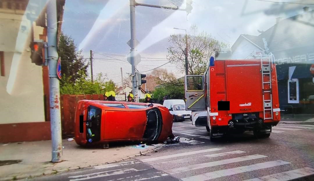 Hatalmas csattanás a 16. kerületben: az egyik autó az oldalára borult, a másikba beszorult egy idős néni – fotók a helyszínről