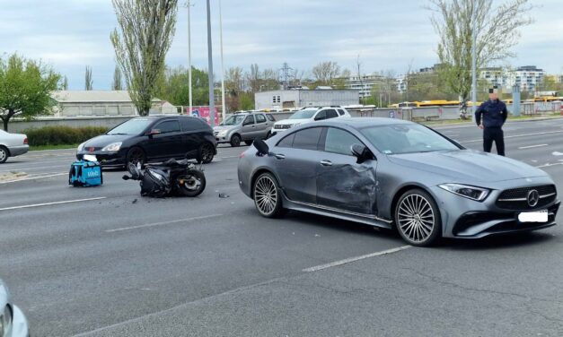 Nem vette észre, hogy piros a lámpa – a szabálytalan Mercedesbe csapódott egy motoros futár a Váci úton
