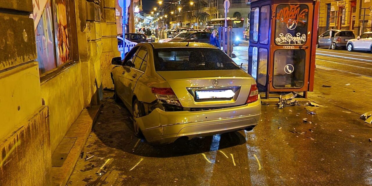 Nem sokon múlt az újabb tragédia: felugratott egy Mercedes a villamosmegállóba, majd egy ház falának csapódott a 8. kerületben