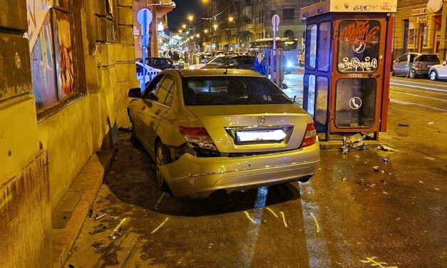 Nem sokon múlt az újabb tragédia: felugratott egy Mercedes a villamosmegállóba, majd egy ház falának csapódott a 8. kerületben