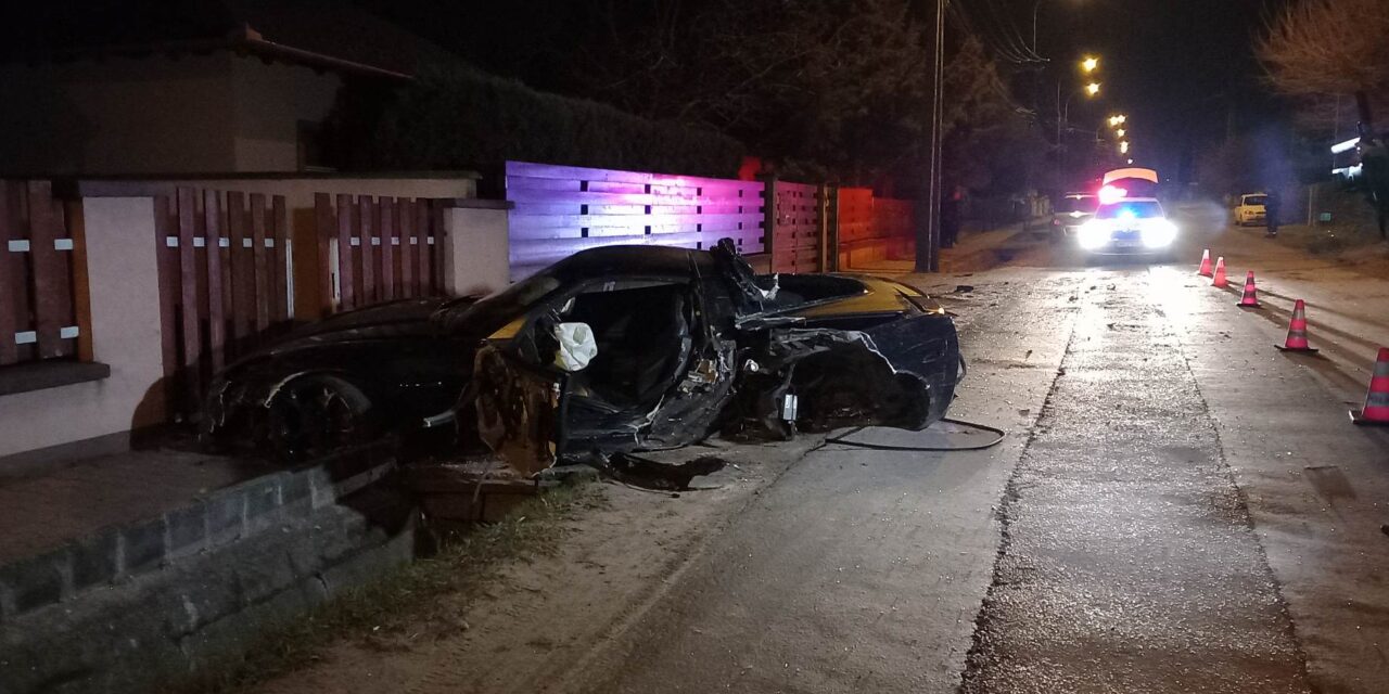 Ismét pórul járt egy gyorshajtó Pest vármegyében: csúnyán összetört az autó Őrbottyánban