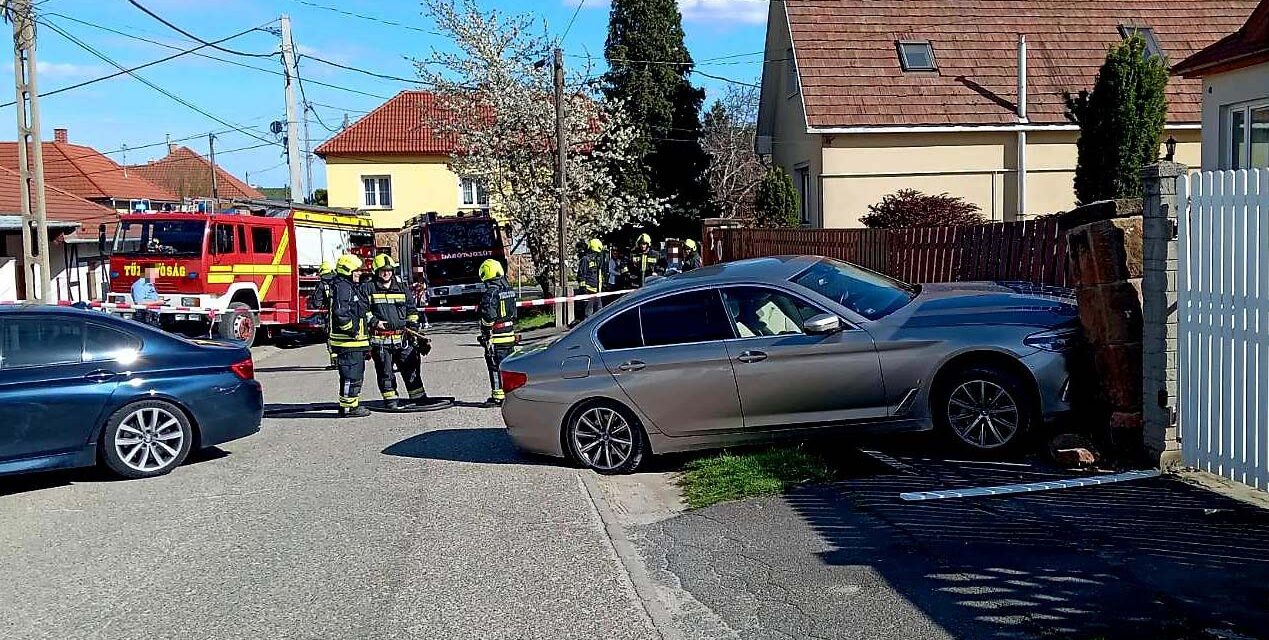 Kerítésbe csapódott a BMW, megsérült egy gázcső Pilisszentivánon – harminc óvodást kellett biztonságba helyezni a baleset után