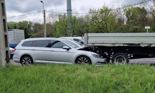 Hármas karambol az Egér úton, Iveco platója alá fúródott a Passat – Egy kisgyereket szállítottak kórházba
