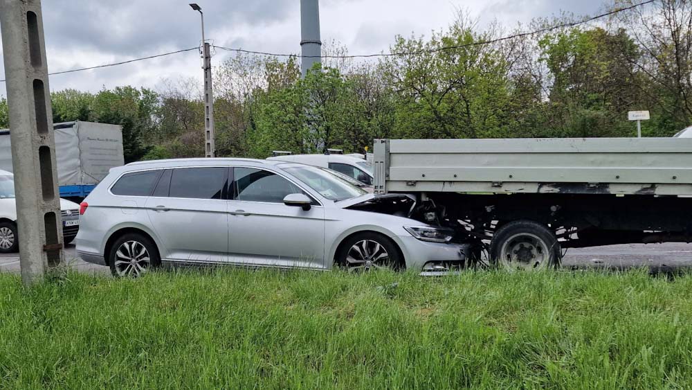 Hármas karambol az Egér úton, Iveco platója alá fúródott a Passat – Egy kisgyereket szállítottak kórházba