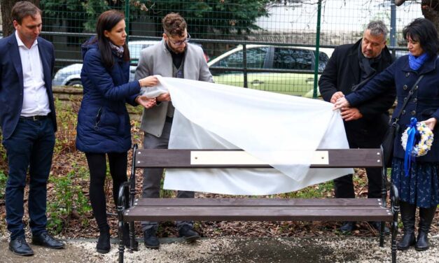 Emlékpadot adtak át a villamosmegállóban elgázolt Boglárka emlékére