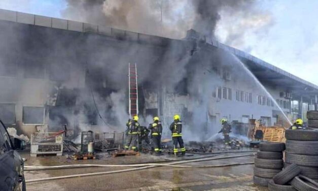 Kigyulladt egy autószalon Fóton, luxusautók vannak veszélyben