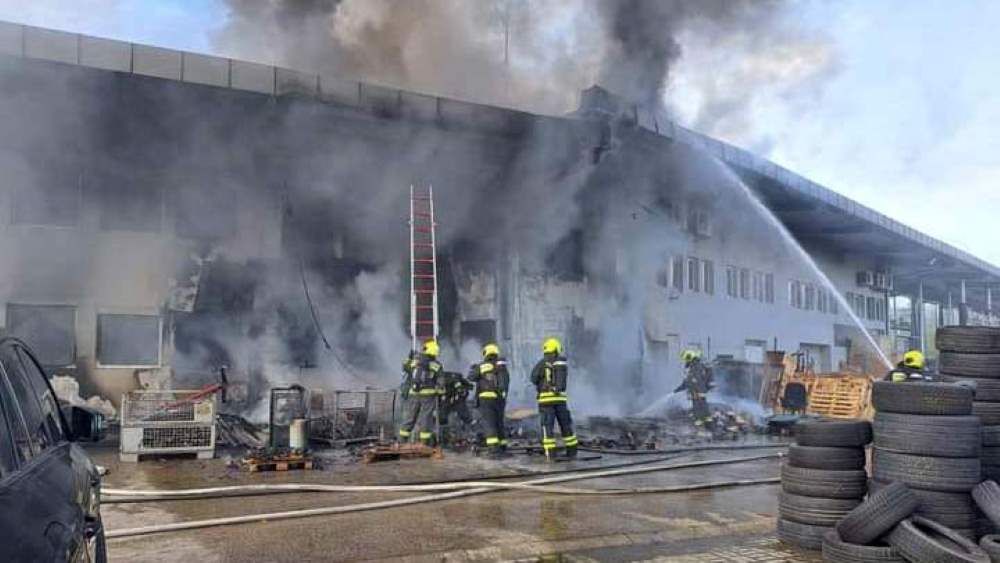 Kigyulladt egy autószalon Fóton, luxusautók vannak veszélyben