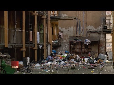 Önkényes lakásfoglalók lepték el a bontásra váró Hős utcai épületeket: hajléktalanok és vidékről felköltöző családok lakják az egykori drogtanyát
