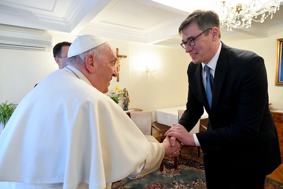 „Imáimban hordozom, és kérem, hogy Ön is szíveskedjék imádkozni értem” – Levelet küldött Ferenc pápa Karácsony Gergelynek