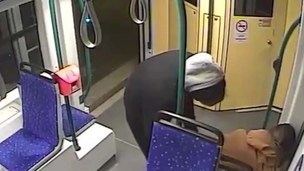 Kiraboltak egy alvó utast a hatos villamoson, segítséget kér a rendőrség – videó
