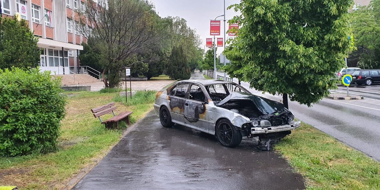 Elképesztő látvány a 18. kerületben: „kidobtak” egy használt, szinte teljesen kiégett autót az illegális szemétlerakók