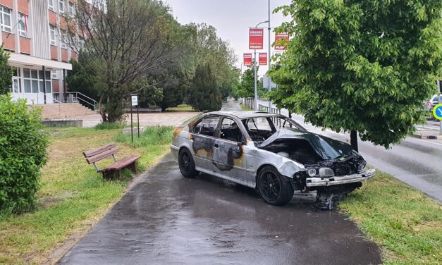 Elképesztő látvány a 18. kerületben: „kidobtak” egy használt, szinte teljesen kiégett autót az illegális szemétlerakók