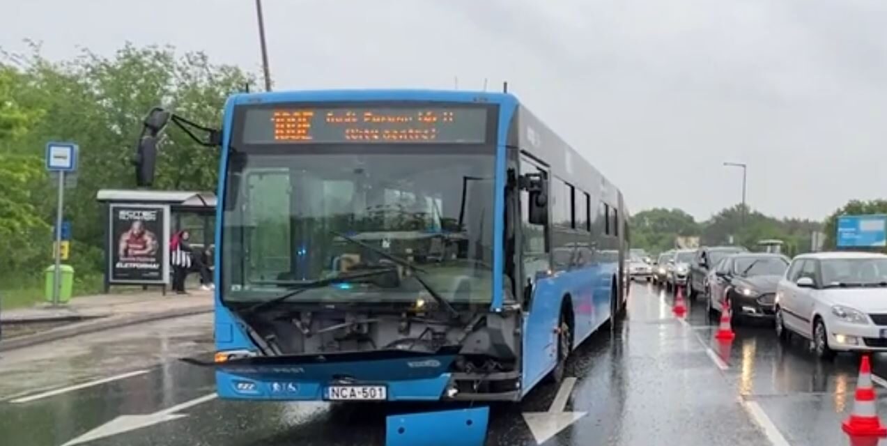 Balesetet szenvedett egy reptéri busz, óriási a dugó a Ferihegyi úton
