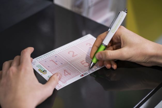Ötöslottó milliárdosok: így telik a két giganyertes első pár napja, még az is lehet, hogy nem kapják meg a mesés összeget