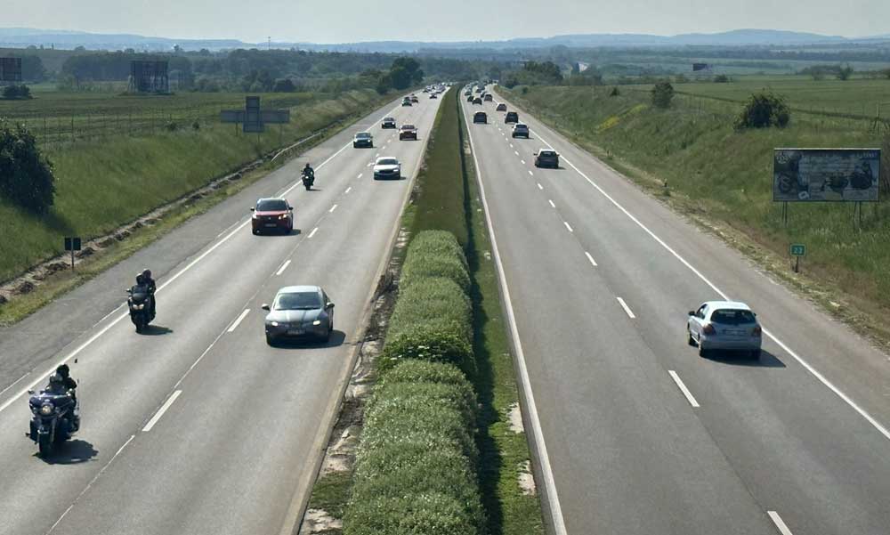 Megint egy órát késnek a vonatpótló buszok a győri vonalon, elszakadt egy vezeték az M1-esen, lezárják az autópályát