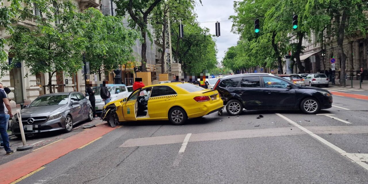 Elbambult a taxisofőr és pillanatok alatt megtörtént a baj – négy autó ütközött össze az Andrássy úton