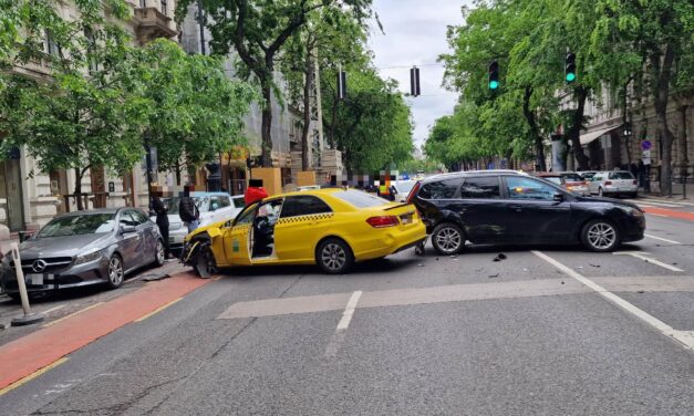 Elbambult a taxisofőr és pillanatok alatt megtörtént a baj – négy autó ütközött össze az Andrássy úton